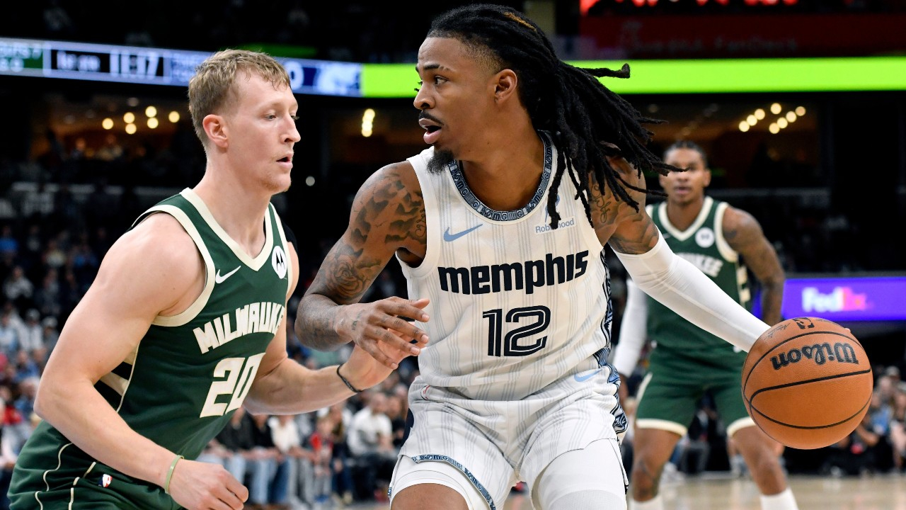 Ja Morant (kanan) mencetak 17 poin saat Memphis Grizzlies meraih kemenangan 125-104 atas tim tamu Milwaukee Bucks pada Jumat (26/12) malam. (Foto: AP)