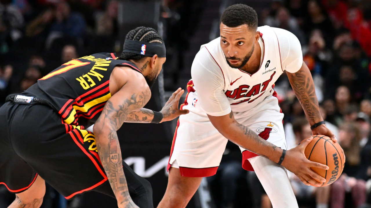 Norman Powell (kanan) mencetak 25 poin saat tim tamu Miami Heat meraih kemenangan 126-111 atas Atlanta Hawks pada Jumat (26/12). (Foto: AP)
