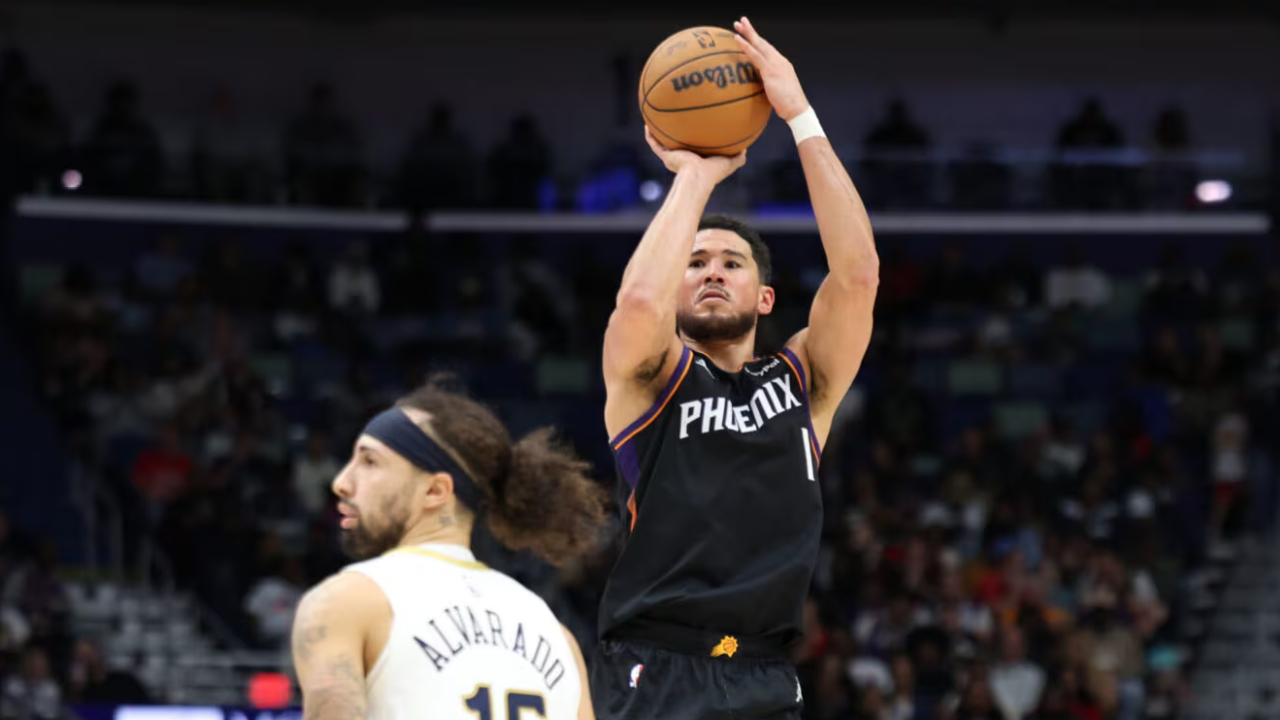 Devin Booker (kanan) mencetak 30 poin saat tim tamu Phoenix Suns berhasil menahan New Orleans Pelicans pada Jumat (26/12), dengan skor 115-108. (Foto: AP)