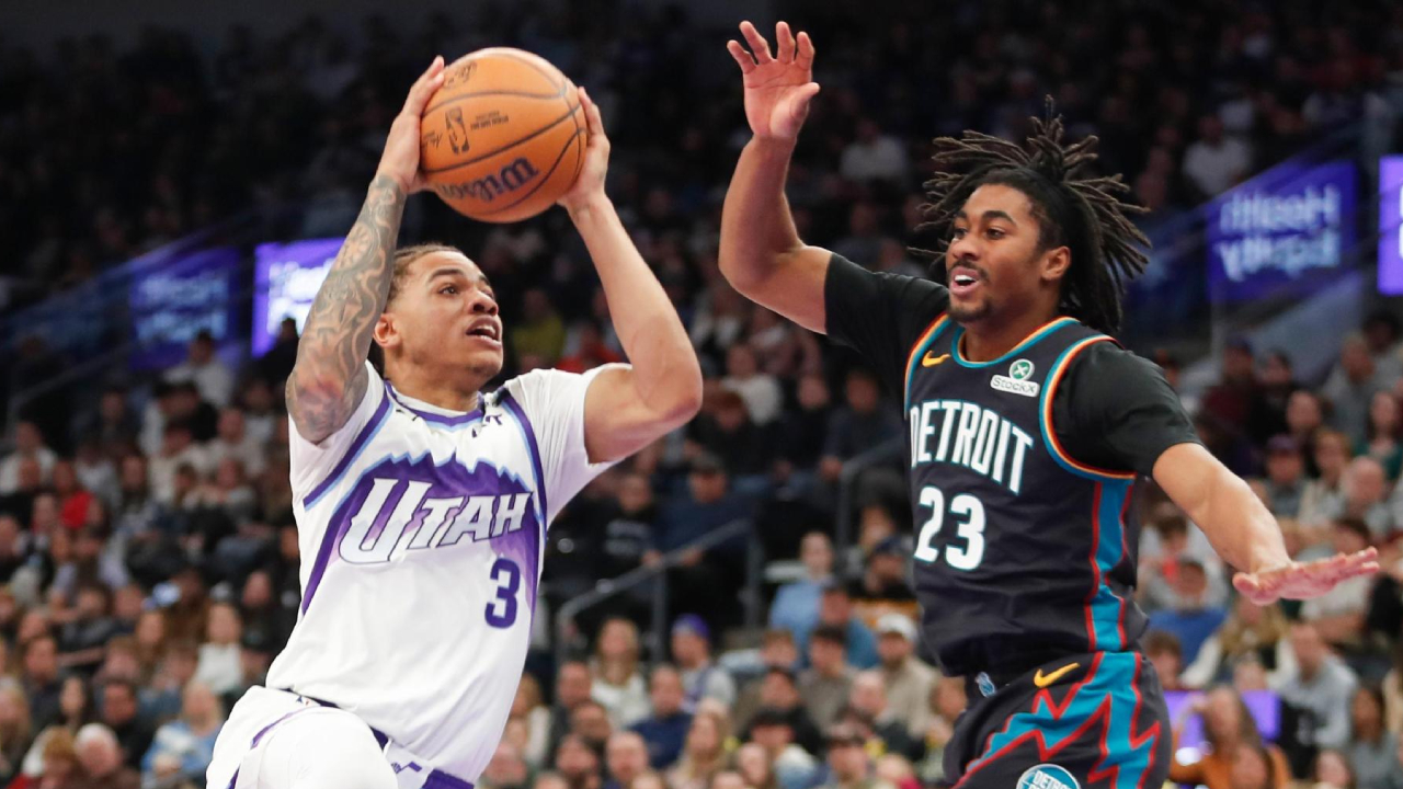 Keyonte George (kiri) mencetak 31 poin saat Utah Jazz mengejutkan tim tamu Detroit Pistons 131-129 di Salt Lake City pada Jumat (26/12) malam. (Foto: AP)