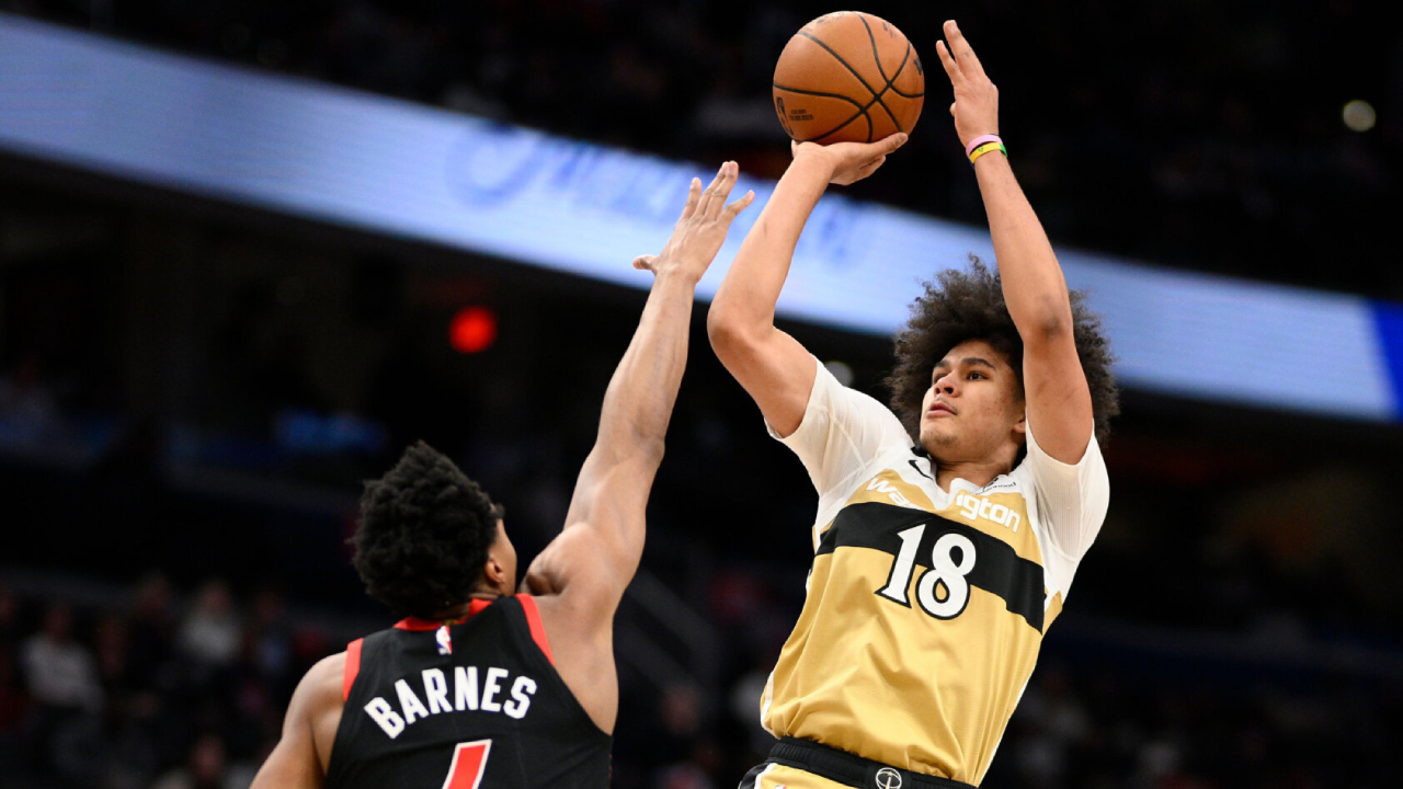 Kyshawn George (kanan) mencetak 23 poin saat Washington Wizards meraih kemenangan 138-117 atas tim tamu Toronto Raptors pada Jumat (26/12). (Foto: AP)