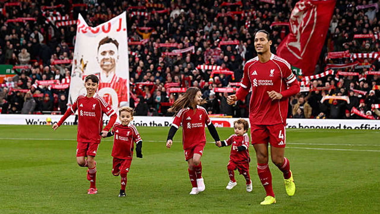 Kehormatan Besar, Virgil van Dijk Pimpin Anak-anak Diogo Jota ke Lapangan