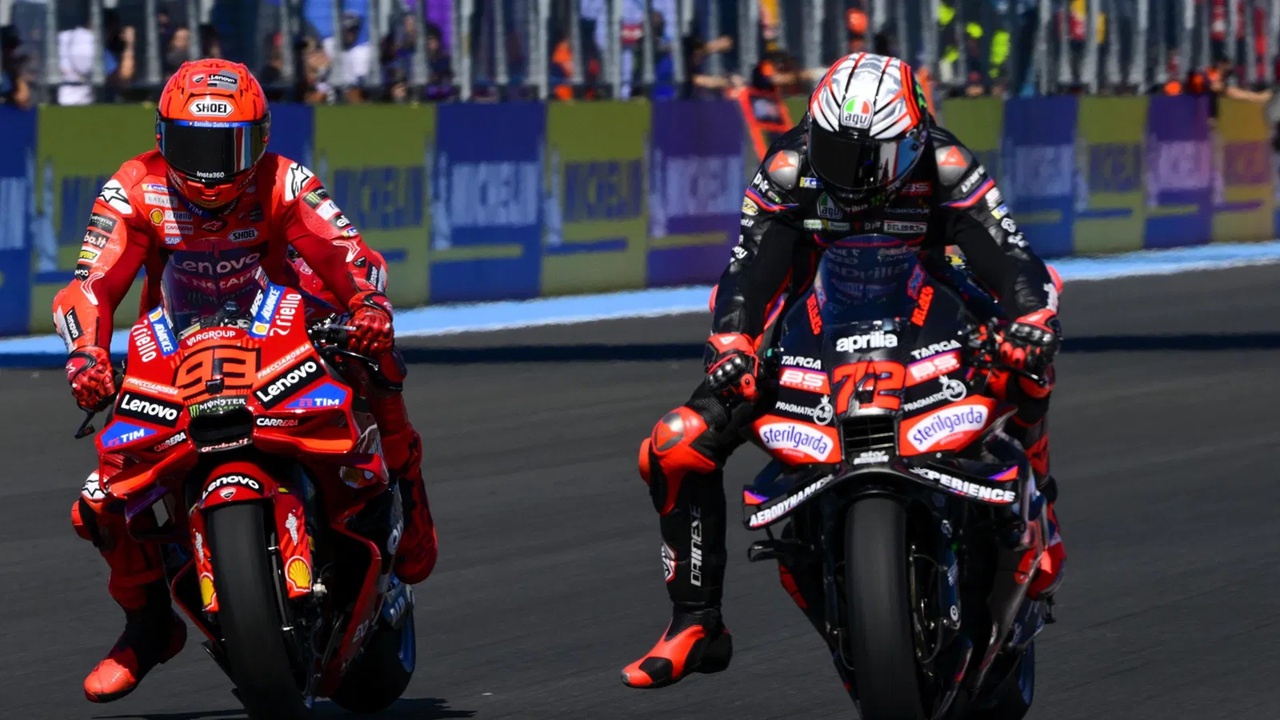 Marco Bezzecchi (Aprilia) dan Marc Marquez (Ducati)