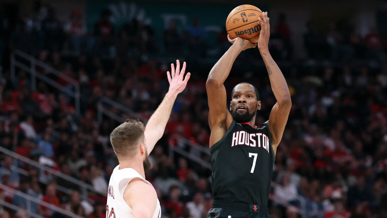 Kevin Durant (kanan) mencetak 30 poin saat tuan rumah Houston Rockets meraih kemenangan 117-100 atas Cleveland Cavaliers pada Sabtu (27/12). (Foto: AP)