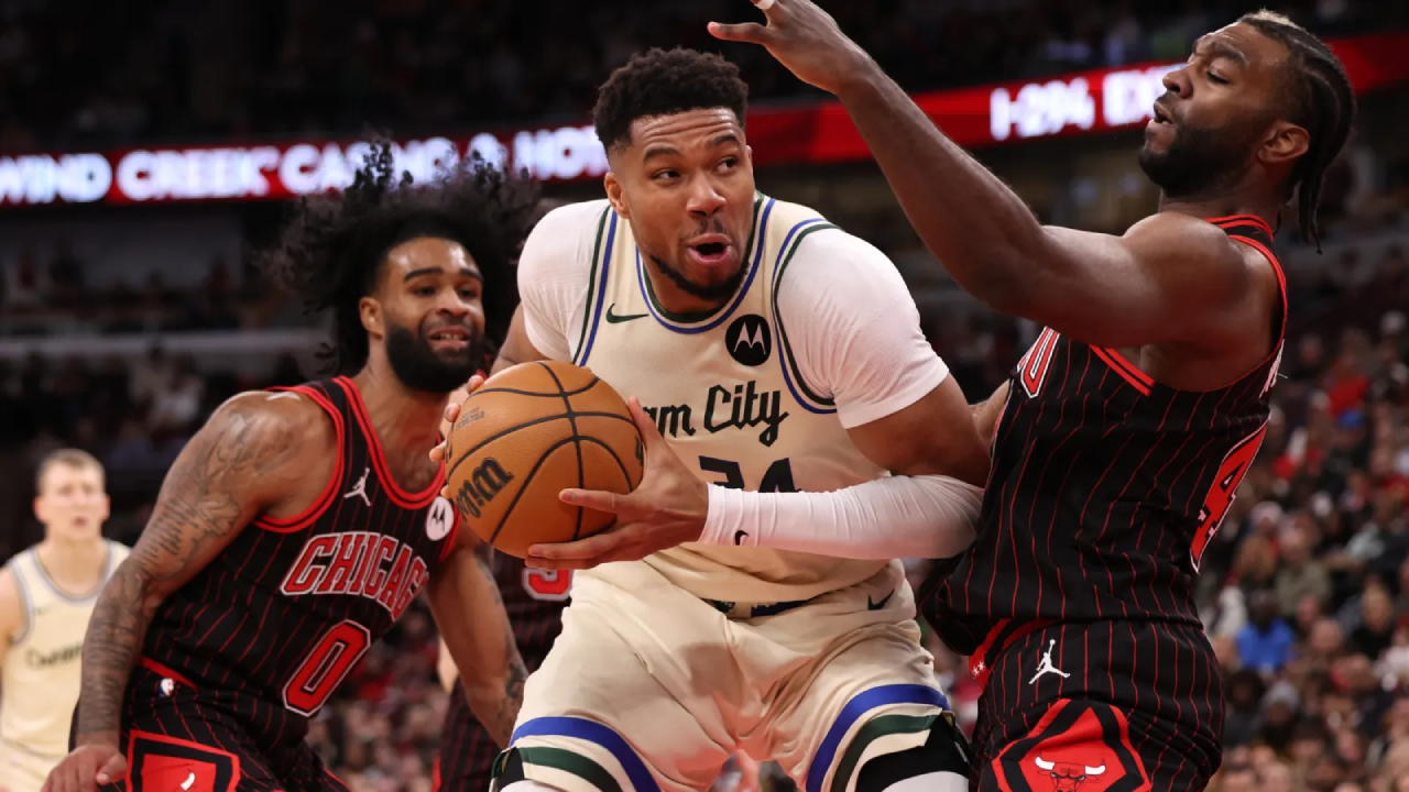 Giannis Antetokounmpo (tengah) mencetak 29 poin saat tim tamu Milwaukee Bucks meraih kemenangan 112-103 atas Chicago Bulls pada Sabtu (27/12). (Foto: AP)