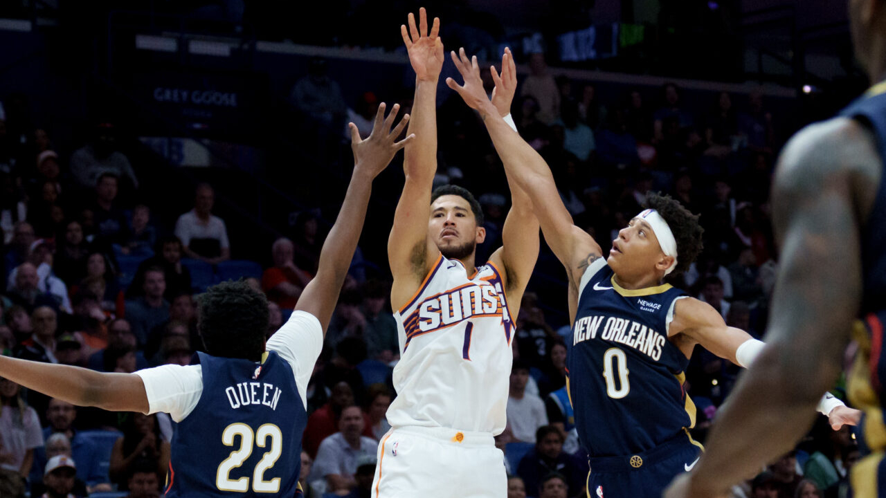Devin Booker (tengah) mencetak 20 poin saat Tim tamu Phoenix Suns meraih kemenangan 115-106 atas New Orleans Pelicans pada Sabtu (27/12). (Foto: AP)