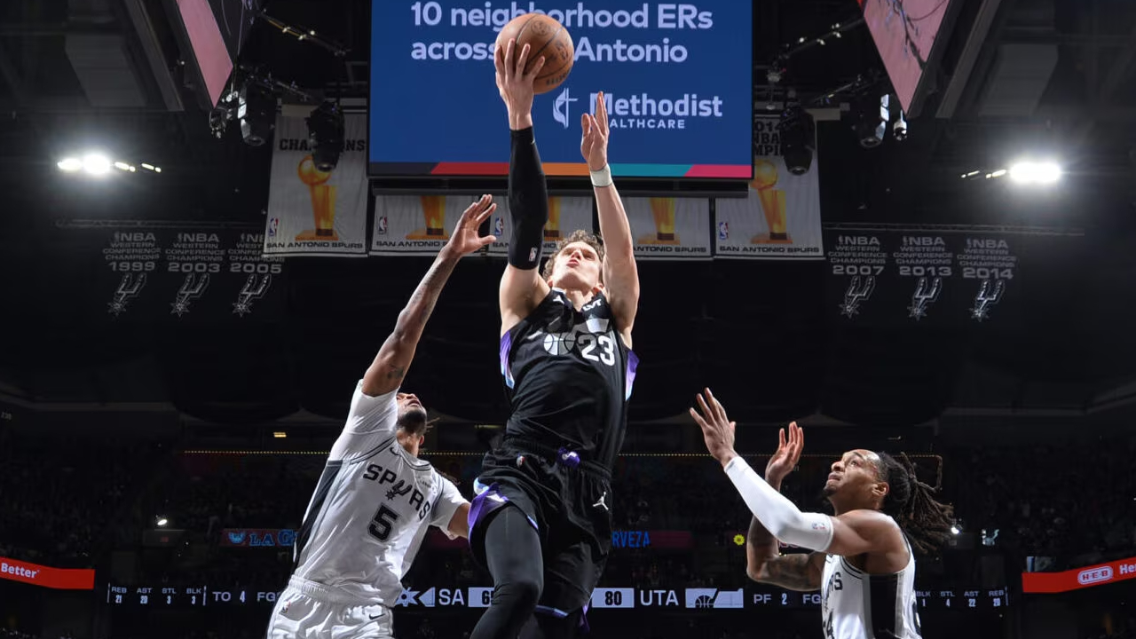 Lauri Markkanen (tengah) mencetak 29 poin saat tim tamu Utah Jazz mengalahkan San Antonio Spurs 127-114 pada Sabtu (27/12). (Foto: AP)