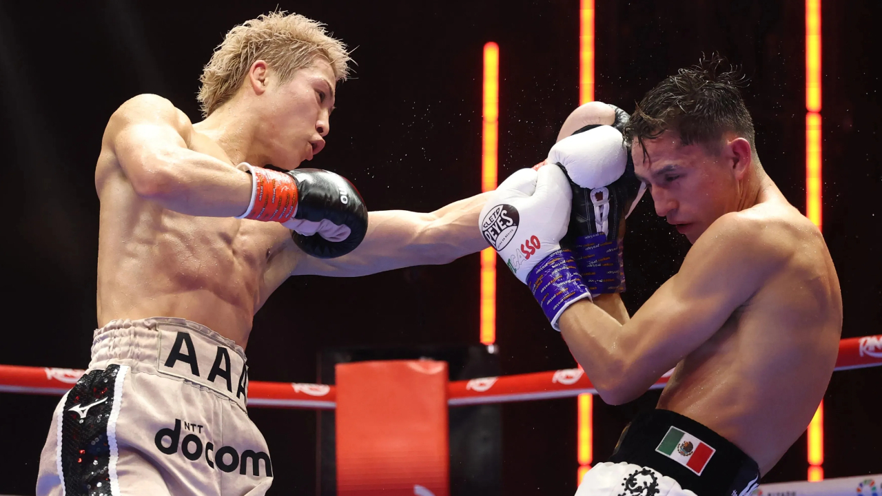 Petinju Jepang Naoya Inoue (kiri) mengalahkan David Picasso melalui keputusan mutlak di Mohammed Abdo Arena, Riyadh, Arab Saudi. (Foto: Fight TV)