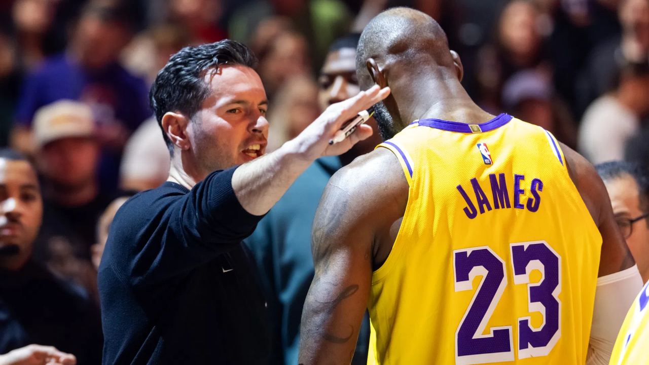 Meski rekor Los Angeles Lakers bersama LeBron musim ini cukup positif, pelatih JJ Redick ingin permainan yang lebih terstruktur. (Foto: AP)