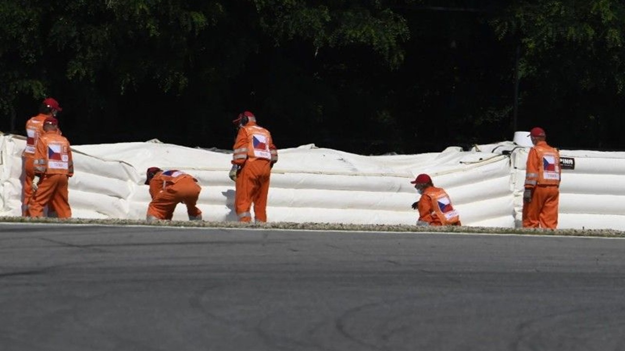 Airfence sebagai pelindung pebalap MotoGP dari kecelakaan fatal