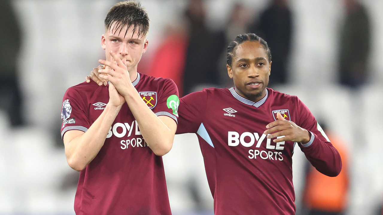 Oliver Scarles dan Kyle Walker-Peters.