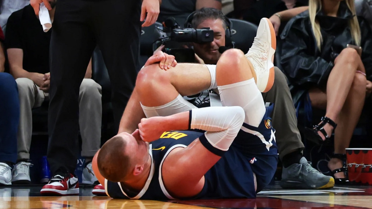 David Adelman khawatir dengan Nikola Jokic yang terkena cedera lutut.