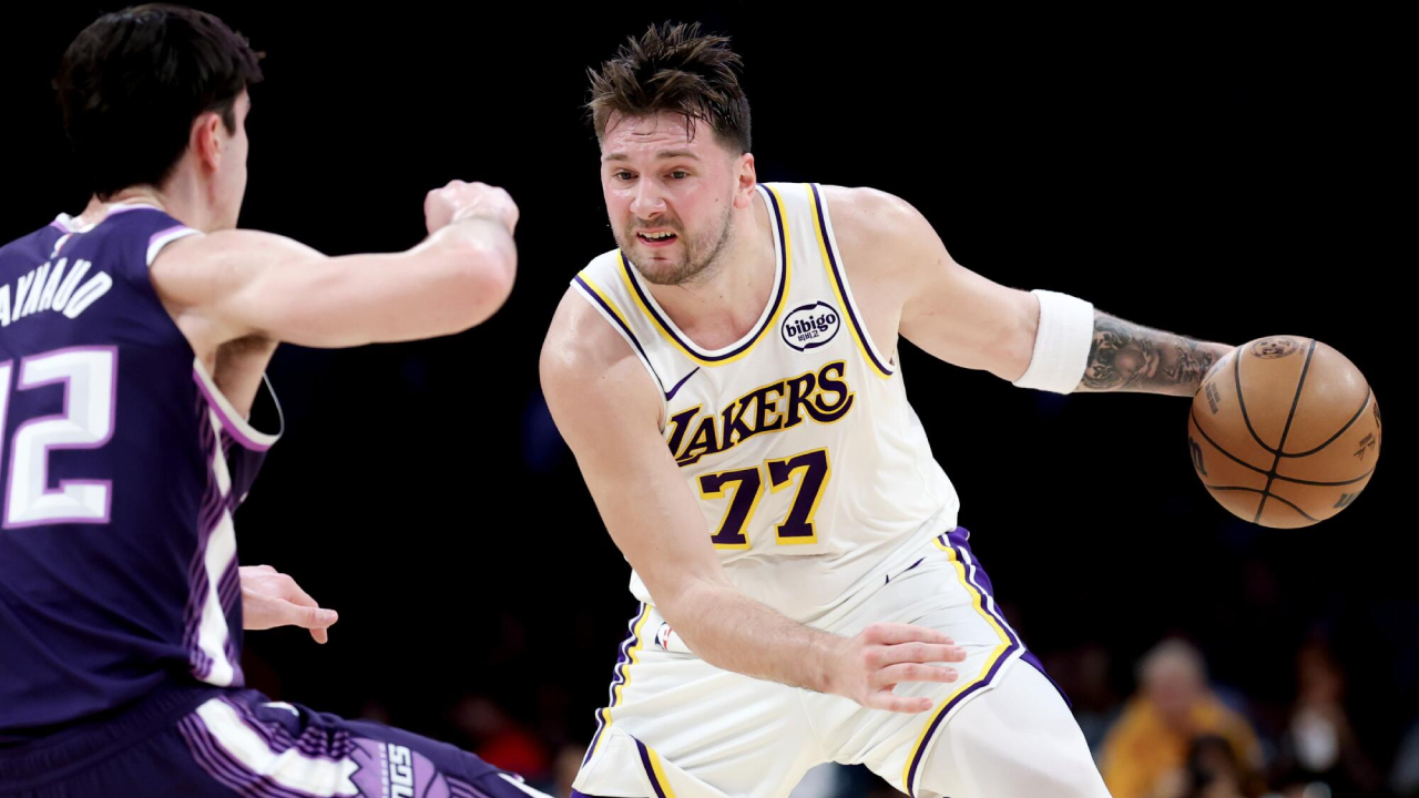 Luka Doncic (kanan) mencetak 34 poin saat Los Angeles Lakers meraih kemenangan 125-101 atas tim tamu Sacramento Kings pada Minggu (28/12). (Foto: AP)