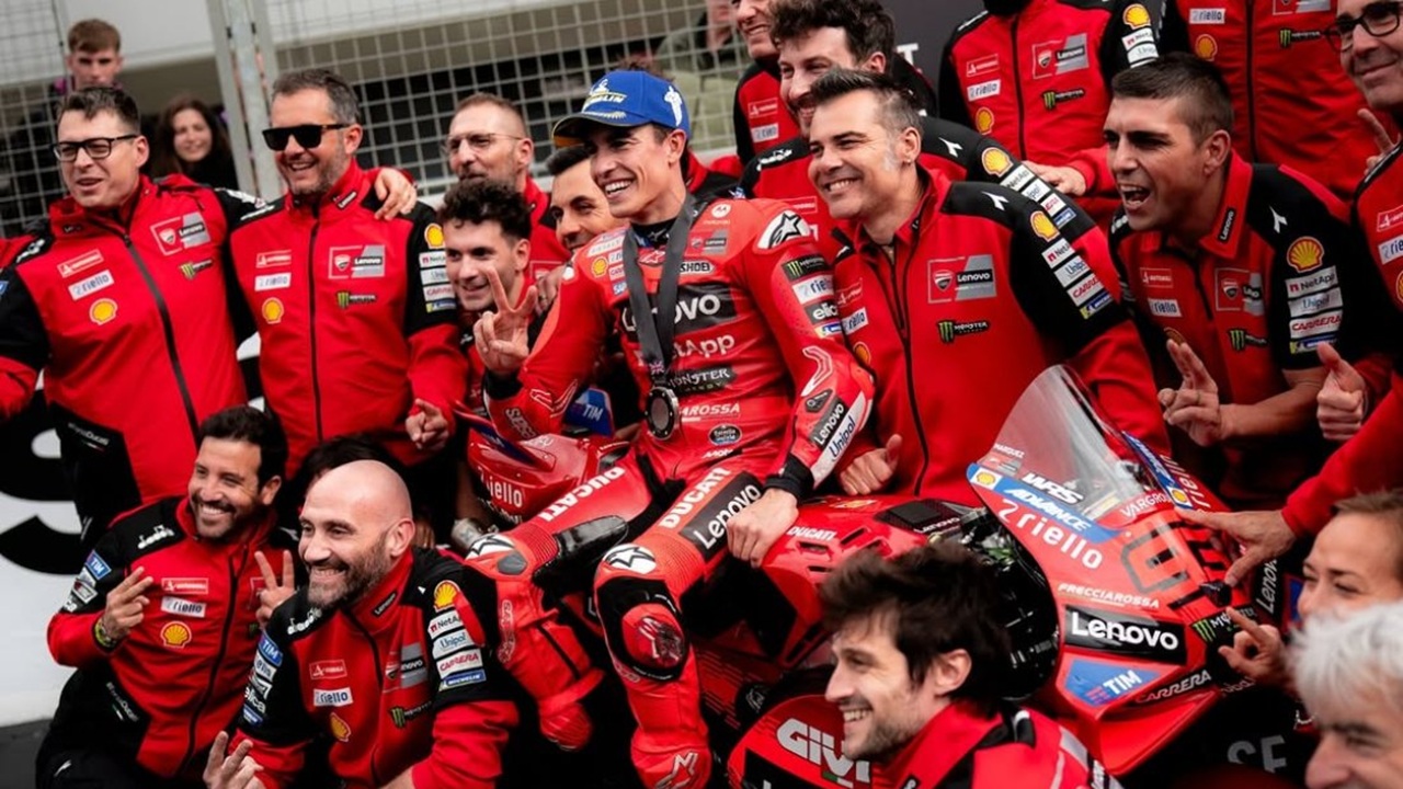 Marc Marquez bersama para kru Ducati