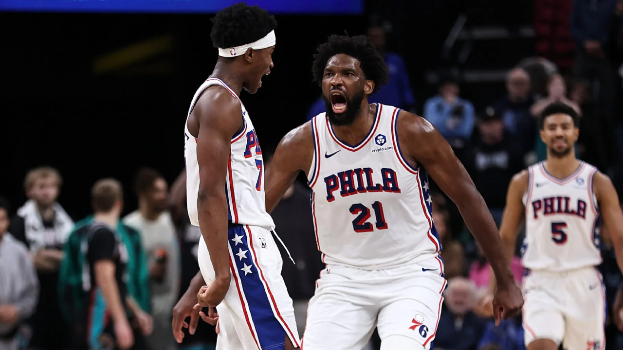 VJ Edgecombe (kiri) merayakan tembakan penentu kemenangan timnya saat 76ers menaklukkan Grizzlies lewat overtime. (Foto: AP)