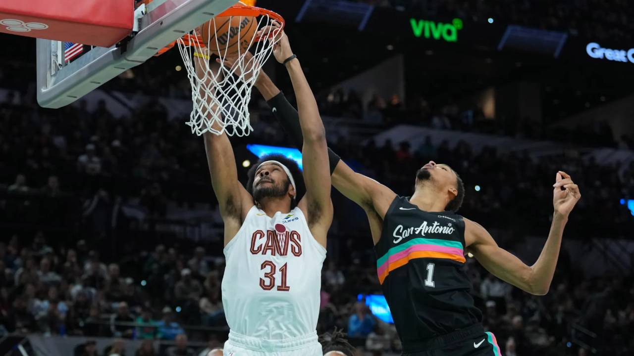 Jarrett Allen (kiri) mencetal 27 poin saat Cleveland Cavaliers meraih kemenangan 113-101 atas tuan rumah San Antonio Spurs pada Senin (29/12) malam. (Foto: AP)