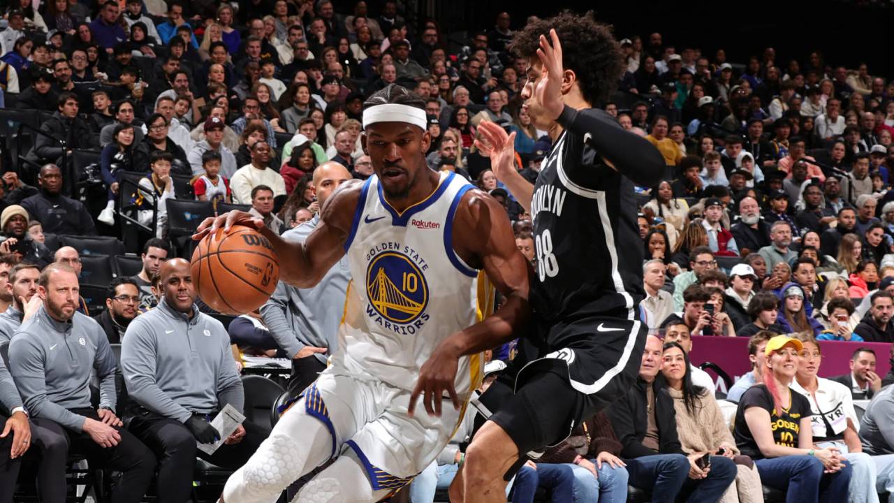 Jimmy Butler (kiri) mencetak 21 poin saat Golden State Warriors meraih kemenangan 120-107 atas Brooklyn Nets pada laga Senin (29/12).