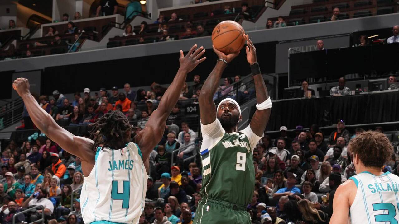 Bobby Portis (kanan) mencetak 25 poin saat Milwaukee Bucks menundukkan Charlotte Hornets dengan skor 123- pada Senin (29/12) malam. (Foto: AP)