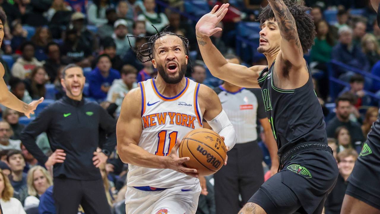 Jalen Brunson (kiri) mencetak 28 poin saat New York Knicks menang dramatis 130-125 atas tuan rumah New Orleans Pelicans pada Senin (29/12) malam. (Foto: AP)