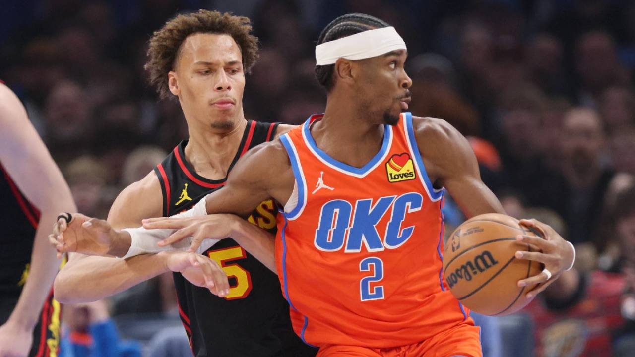 Shai Gilgeous-Alexander (kanan) mencetak 39 poin saat Oklahoma City Thunder meraih kemenangan 140-129 atas Atlanta Hawks pada Senin (29/12) malam. (Foto: AP)