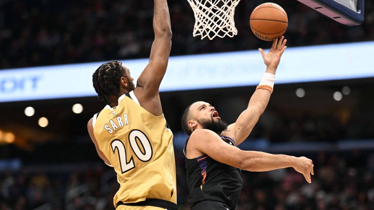 Dillon Brooks (kanan) mencetak 26 poin saat Phoenix Suns meraih kemenangan 115-101 atas Washington Wizards pada Senin (29/12). (Foto: AP)