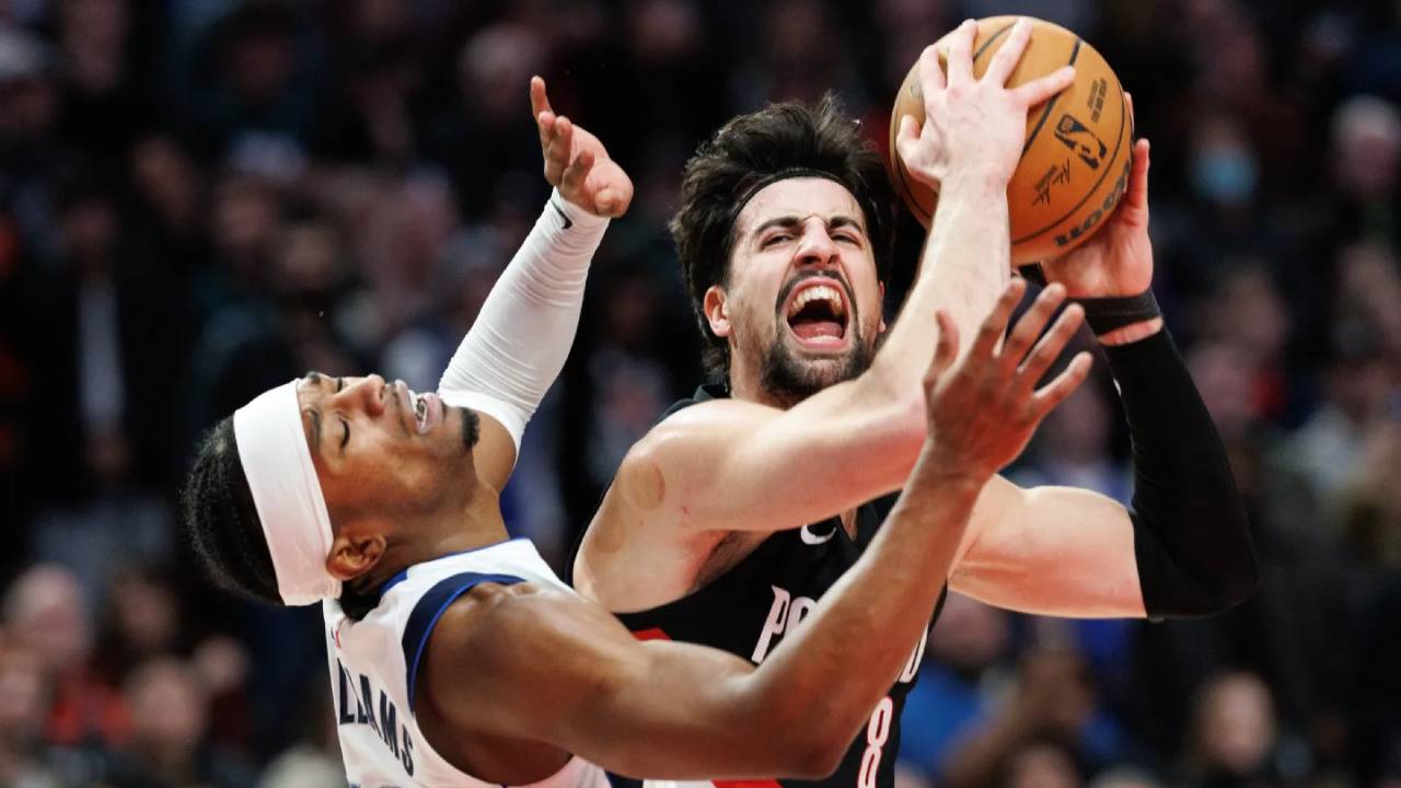 Deni Avdija (kanan) hampir mencetak triple-double saat Portland Trail Blazers meraih kemenangan ketat 125-122 atas Dallas Mavericks Senin (29/12) malam. (Foto: AP)