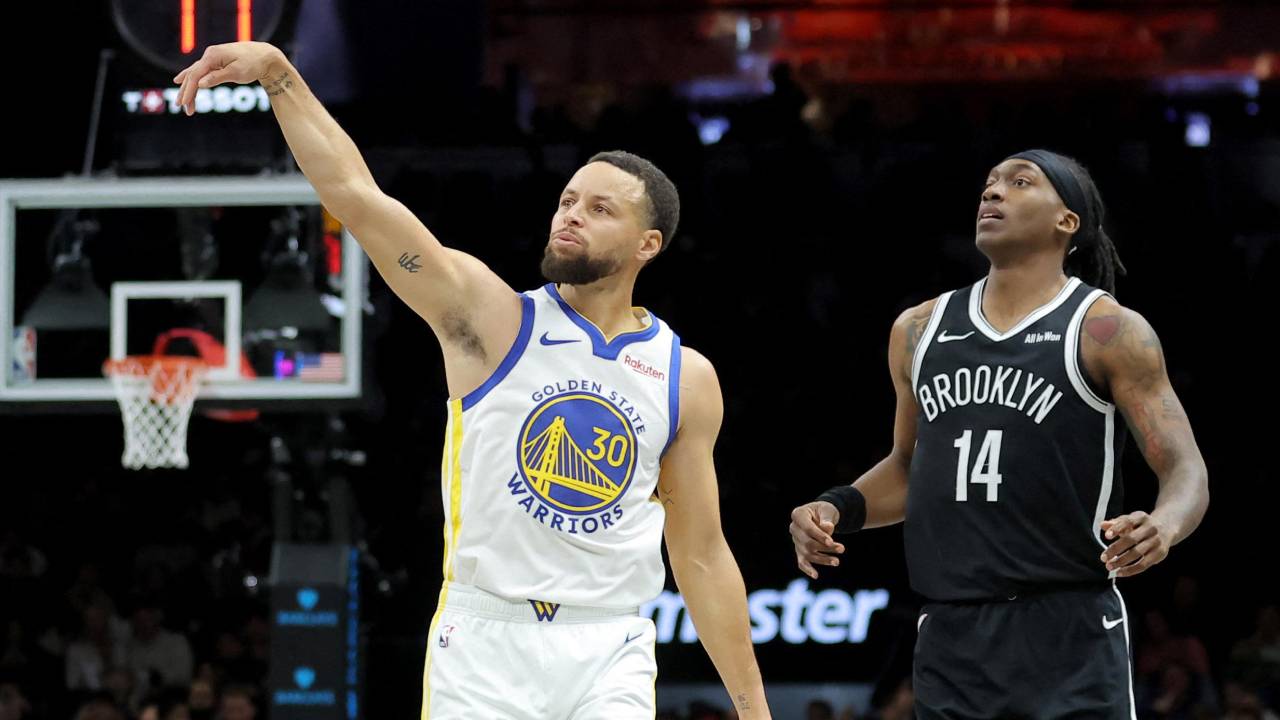 Dengan sebuah tembakan tiga angka di kuarter keempat, Stephen Curry (kiri) melewati total 26.071 poin milik Garnett. (Foto: AP)
