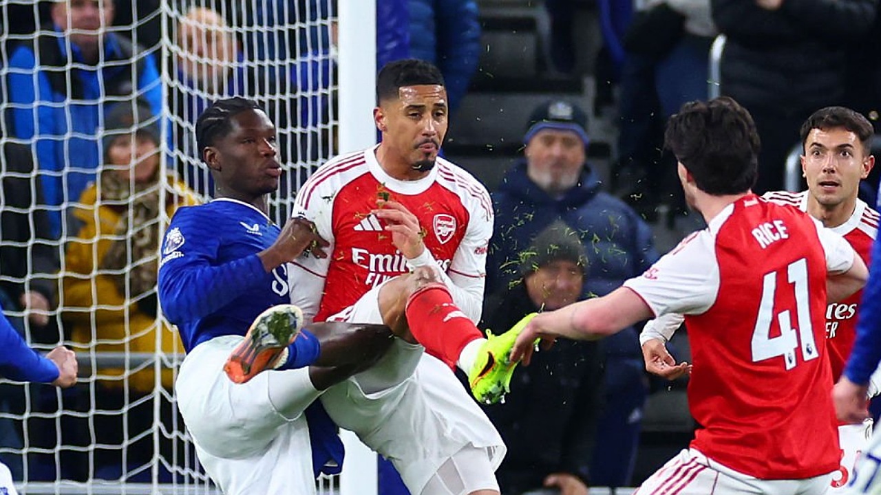 Insiden Thierno Barry dengan William Saliba di laga Arsenal vs Everton