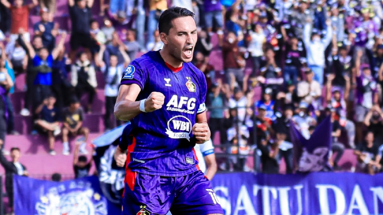 Kapten Persik Kediri, Ezra Walian