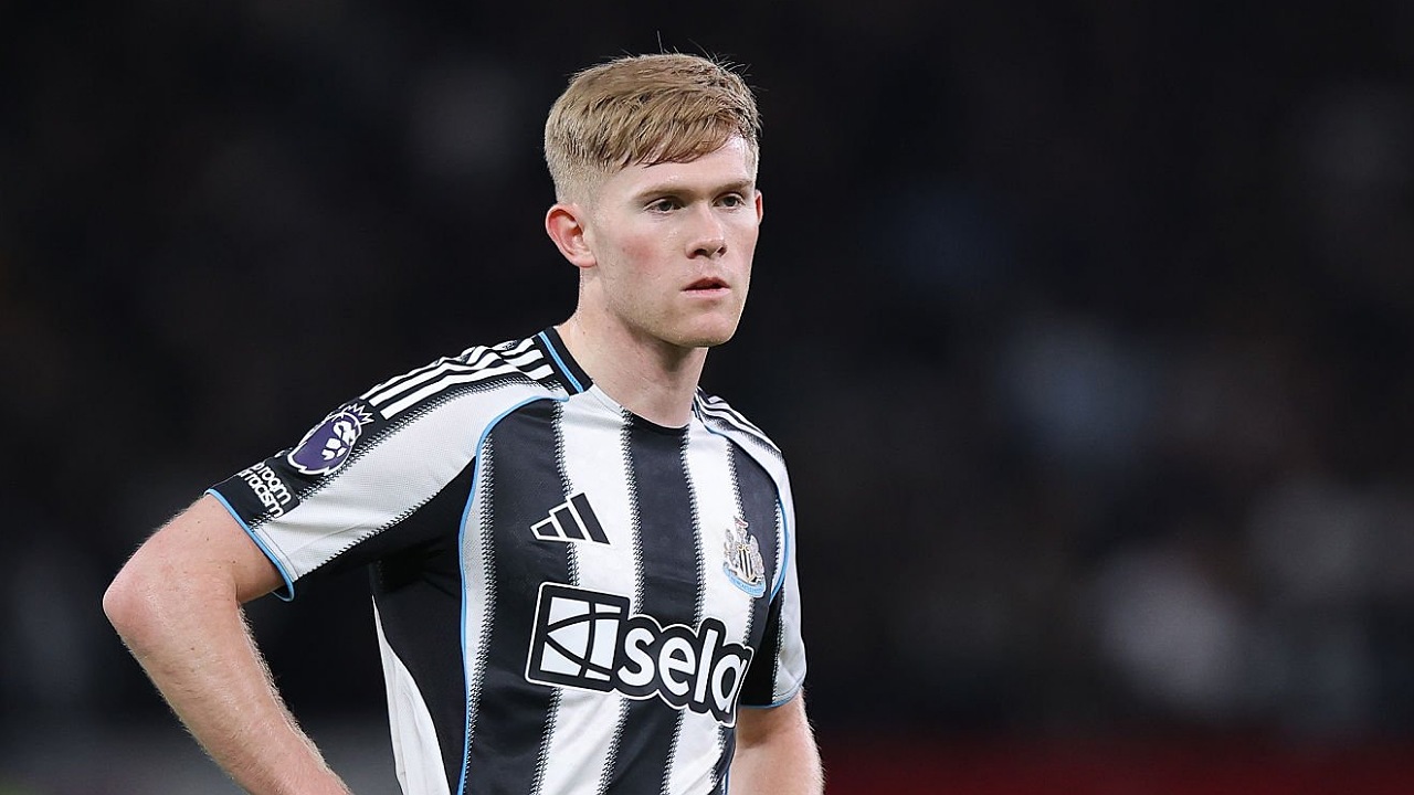 Bek kiri Newcastle United, Lewis Hall