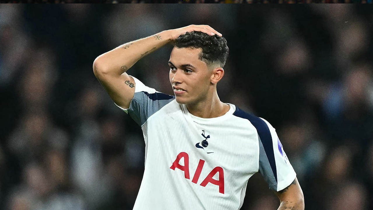 Tutup Mulut, Oliver Glasner Tolak Bahas Spekulasi Brennan Johnson