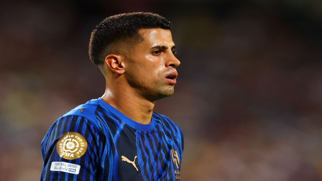 Memasuki penghujung kontraknya, Al-Hilal siap melepas Joao Cancelo ke Inter Milan Januari ini dengan status pinjaman plus menanggung seluruh besar gaji sang bek sayap / via Getty Images