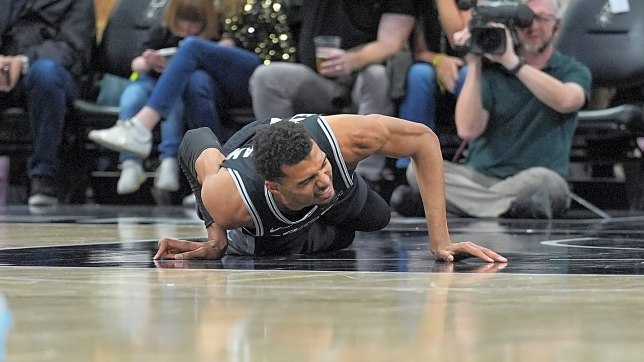 Victor Wembanyama tampak terbaring di lapangan dalam laga melawan New York Knicks. (Foto: AP)