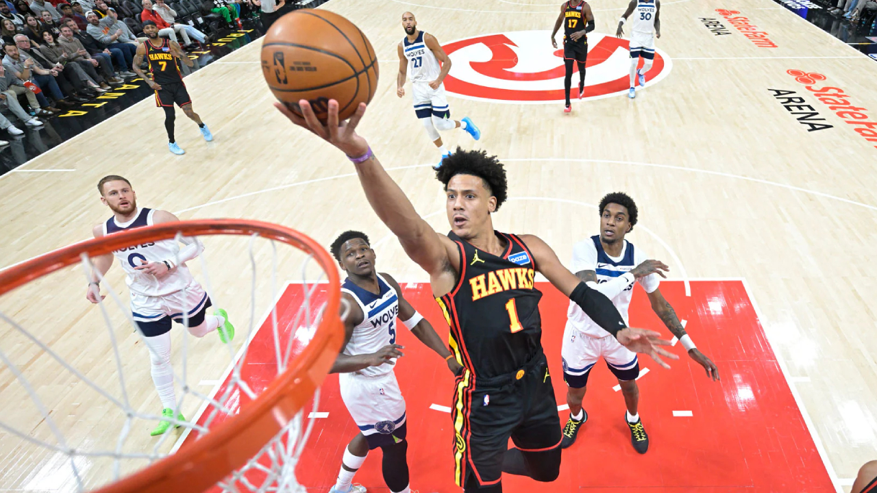 Jalen Johnson (tengah) mencetak 34 poin saat Atlanta Hawks menundukkan Minnesota Timberwolves 126-102 dalam laga Rabu (31/12) waktu setempat. (Foto: AP)