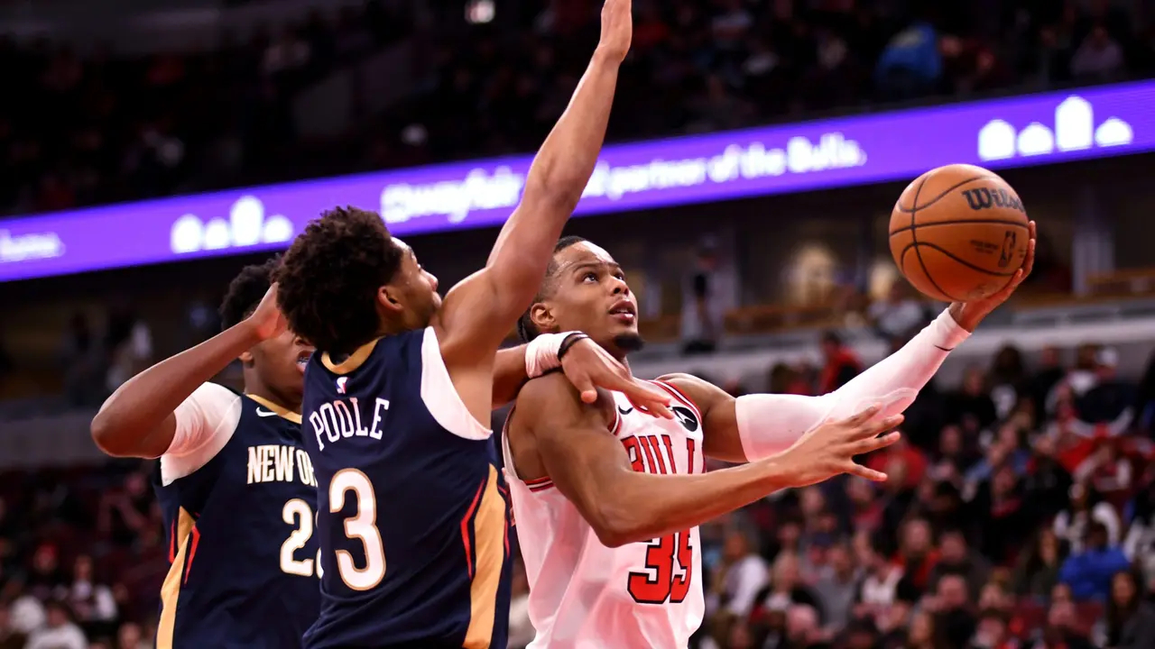 Isaac Okoro (kanan) mencetak 24 poin saat Chicago Bulls menundukkan New Orleans Pelicans dengan skor 134-118 pada Rabu (31/12) malam. (Foto: AP)