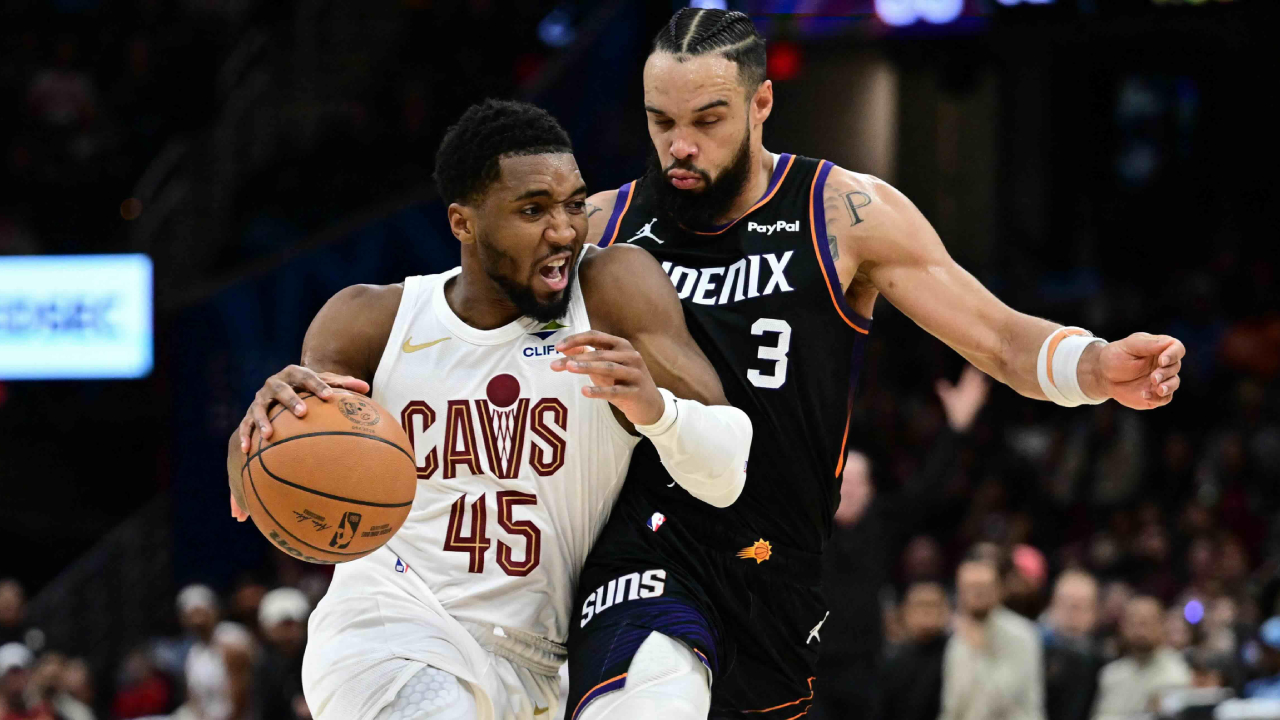 Donovan Mitchell (kiri) mencetak 34 poin saat Cleveland Cavaliers mengalahkan Phoenix Suns 129-113 pada Rabu (31/12) malam waktu setempat. (Foto: AP)