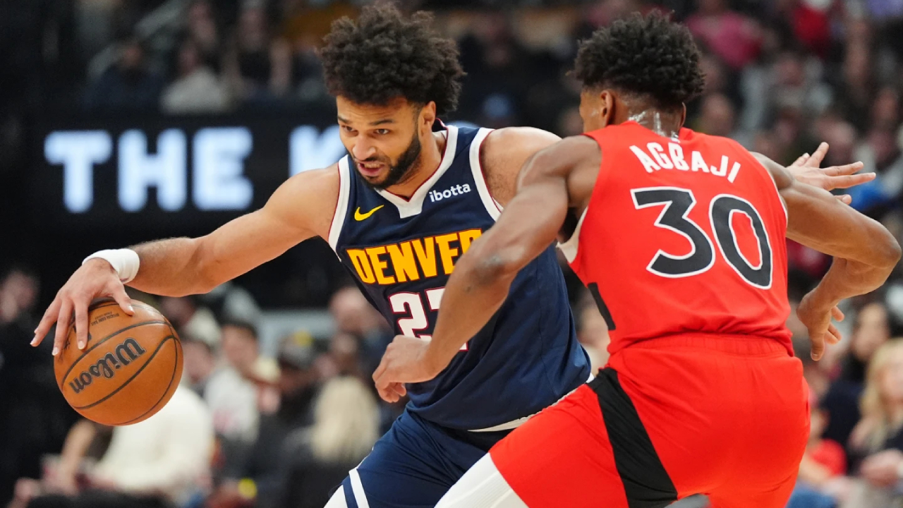 Jamal Murray (kiri) mencetak 21 poin saat Denver Nuggets mencuri kemenangan tipis 106-103 atas Toronto Raptors pada Rabu (31/12) malam. (Foto: AP)
