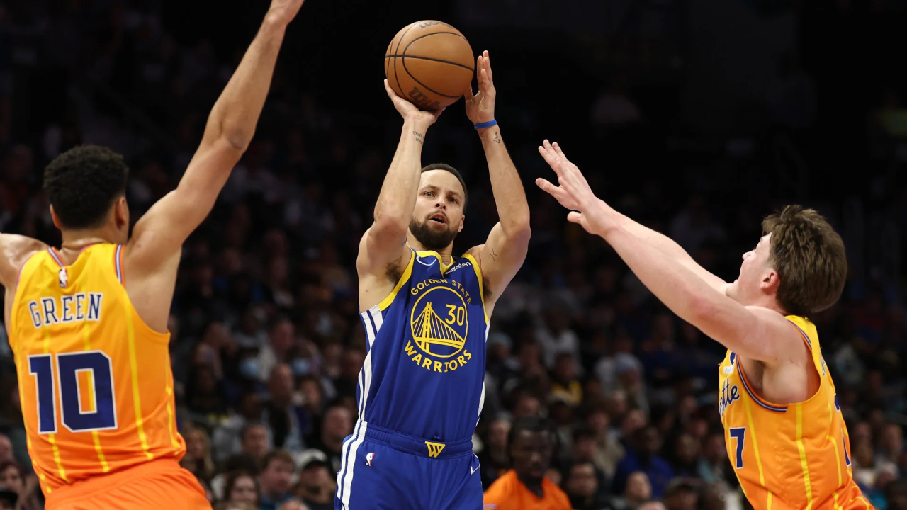 Stephen Curry (tengah) mencetak 26 poin saat Golden State Warriors menaklukkan Charlotte Hornets dengan skor 132-125 pada Rabu (31/12). (Foto: AP)