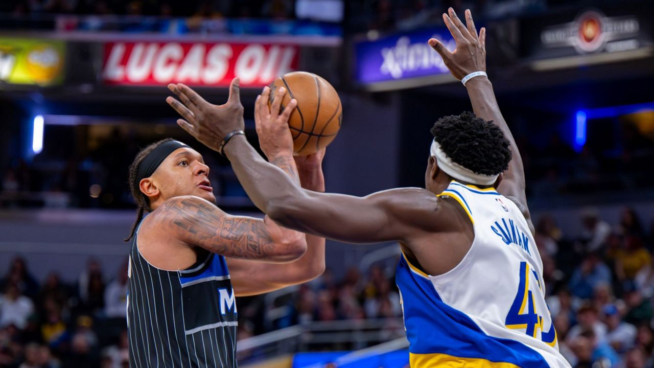 Paolo Banchero (kiri) mencetak 29 poin saat Orlando Magic meraih kemenangan atas Indiana Pacers dengan skor tipis 112-110 pada Rabu (31/12) malam. (Foto: AP)
