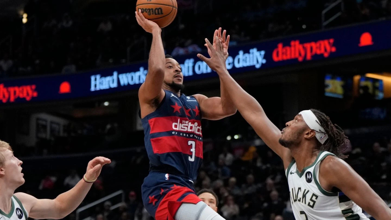 CJ McCollum (tengah) mencetak 18 poin saat Washington Wizards mencuri kemenangan dramatis 114-113 atas Milwaukee Bucks pada Rabu (31/12). (Foto: AP)