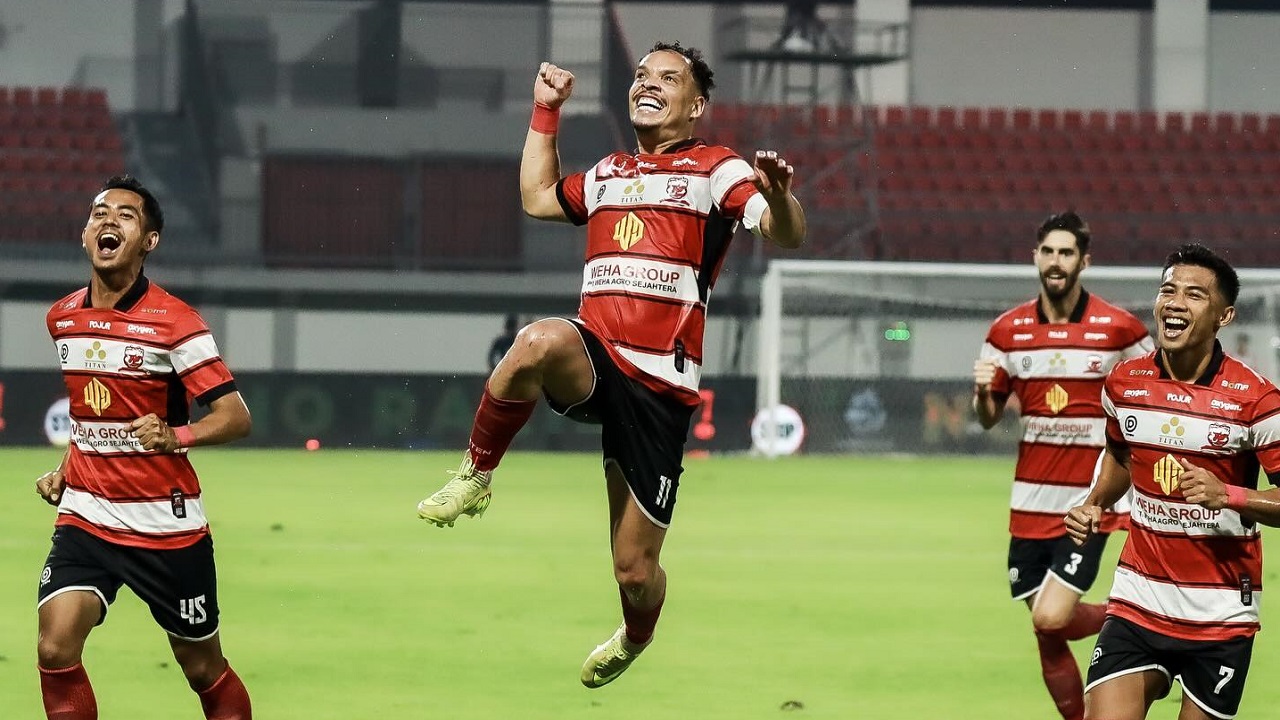 Kapten Madura United, Lulinha merayakan gol ke gawang Semen Padang FC