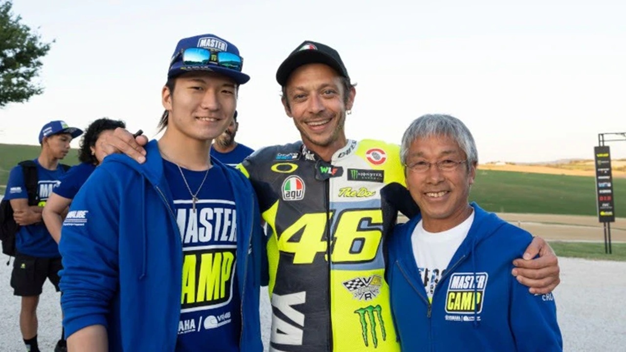 Valentino Rossi bersama putra dari mendiang Norrick Abe