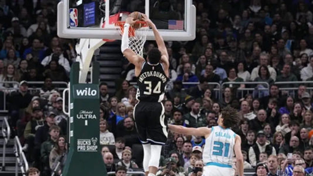 Giannis Antetokounmpo Lakukan Dunk untuk Mengalahkan Hornets