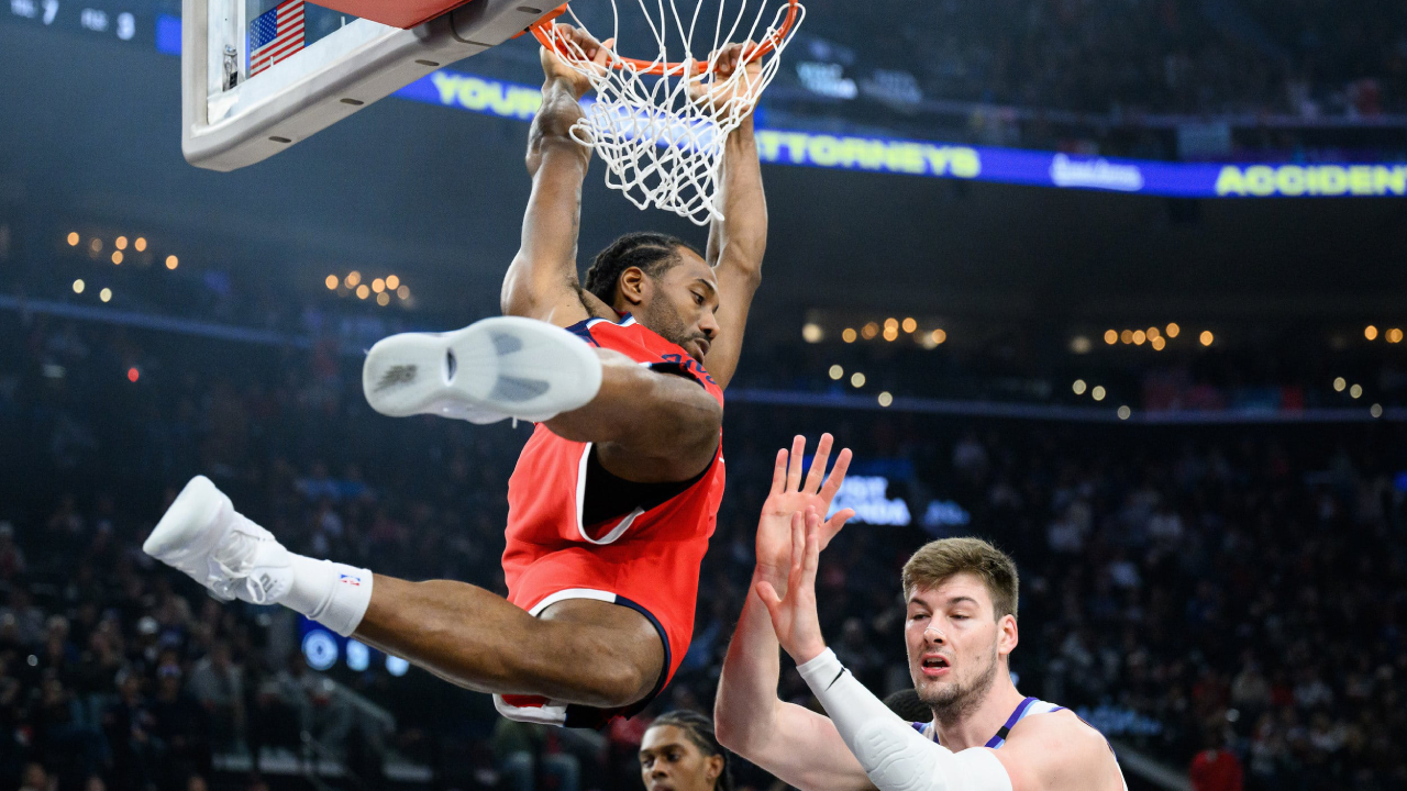 Kawhi Leonard (kiri) mencetak 45 poin saat Los Angeles Clippers meraih kemenangan 118-101 atas Utah Jazz pada Kamis (1/1) waktu setempat. (Foto: AP)