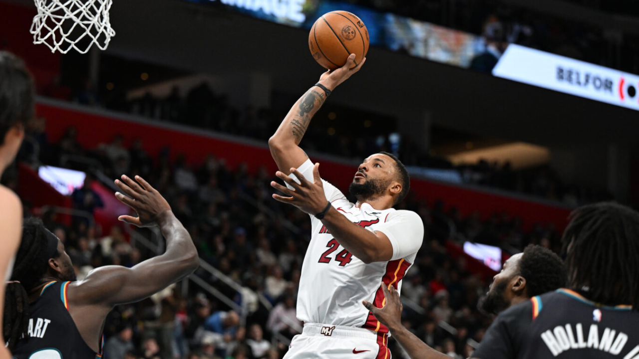 Norman Powell (tengah) mencetak 36 poin saat Miami Heat mengamankan kemenangan 118-112 atas Dettroit Pistons pada Kamis (1/1) malam. (Foto: AP)