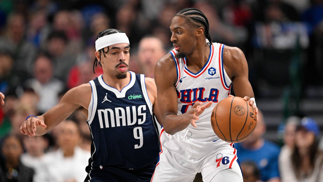 Tyrese Maxey (kanan) mencetak 34 poin saat Philadelphia 76ers meraih kemenangan tandang 123-108 atas Dallas Mavericks pada Kamis (1/1) malam. (Foto: AP)
