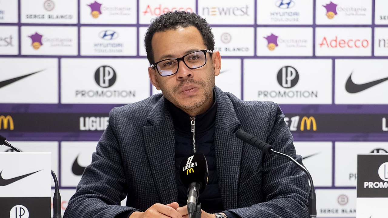 Liam Rosenior Buka Peluang Tinggalkan Strasbourg Usai Dikaitkan ke Chelsea