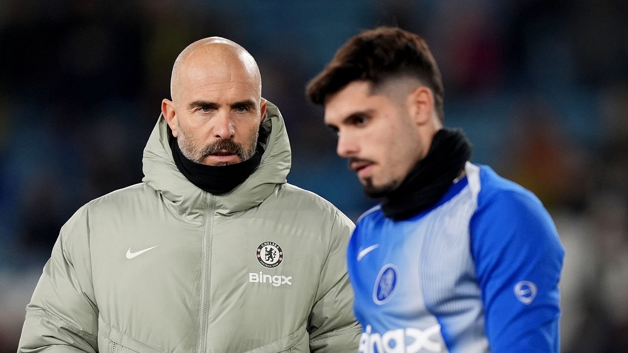 Pedro Neto dan pelatih pemain Chelsea, Enzo Maresca