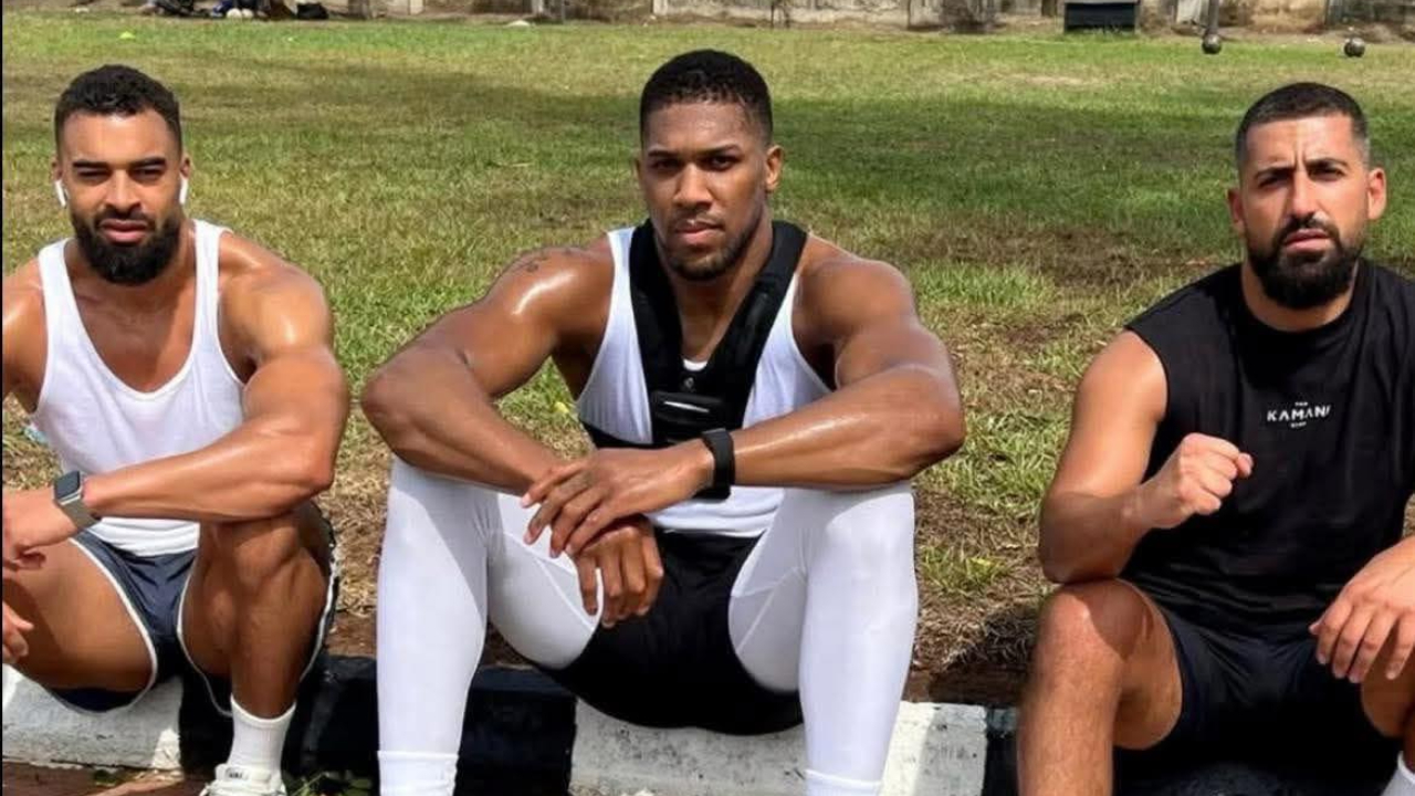 Anthony Joshua (tengah) berpose bersama Sina Ghami dan Latif Ayodele. (Foto: Fight TV)