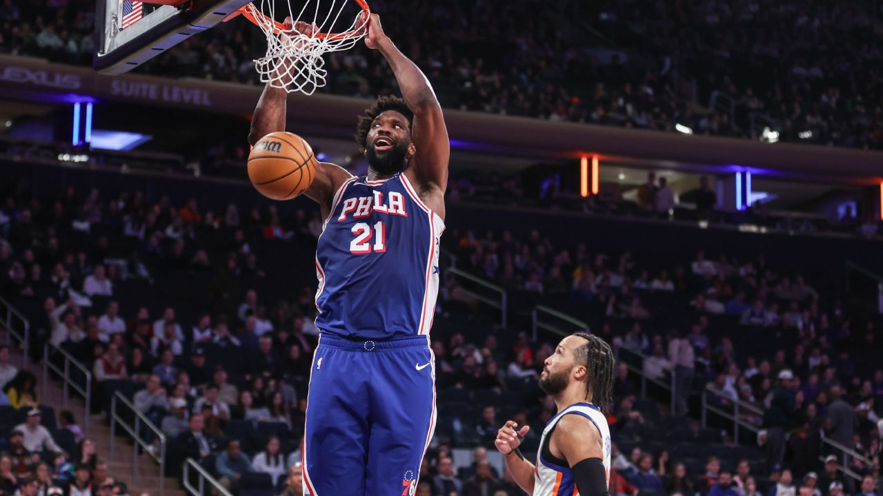 Menurut rekan setimnya, Joel Embiid “sedikit melompat lebih tinggi” pada dunk tersebut. (Foto: AP)
